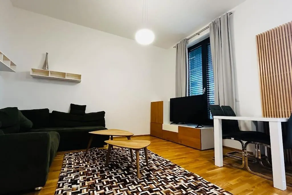 Apartment Holesovice, Garden, Garage 프라하